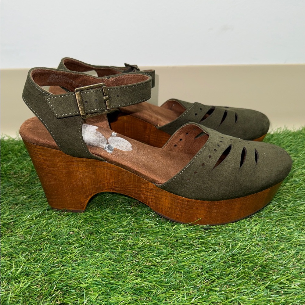 White Mountain Olive Green Clogs Platform Sandals